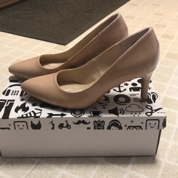 ❗️SOLD❗️Nude Heels - Picture 5 of 7